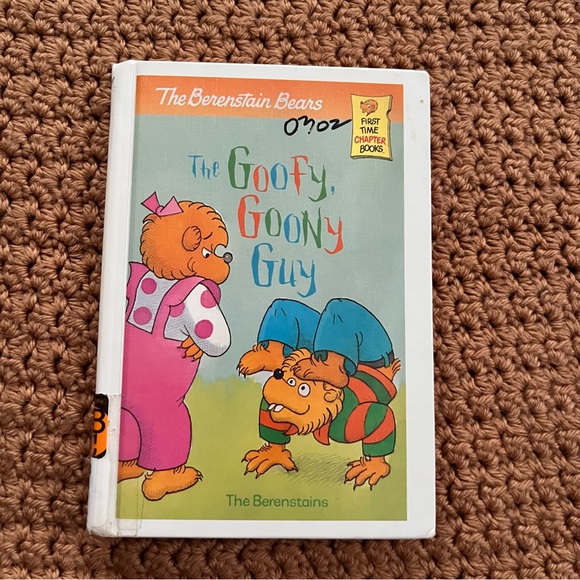 Berenstein Bears Book Bundle 3 Books with Vintage Mama Bear Figurine - Picture 5 of 13